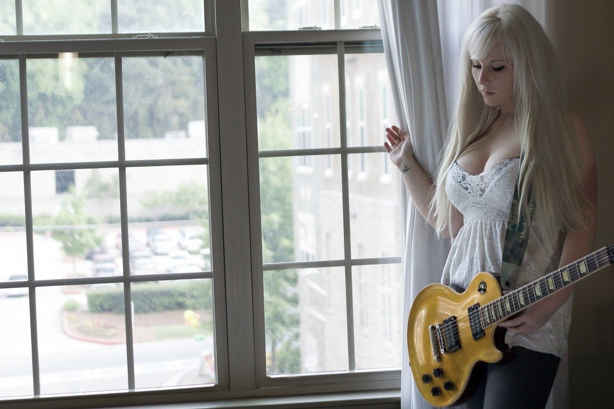 gambar wanita with guitar